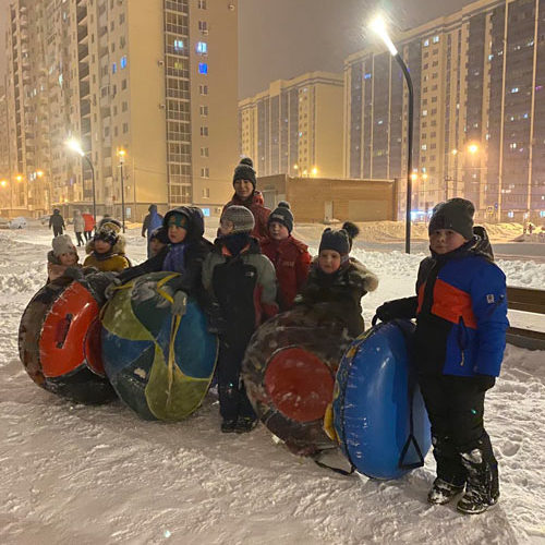 Зимние забавы! Групповое катание с горки